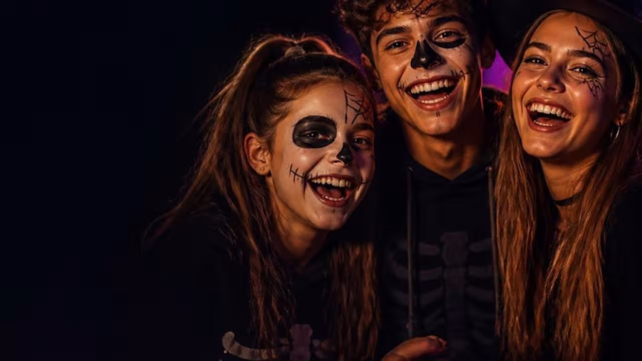 Imagen de tres jóvenes en una actividad de Halloween
