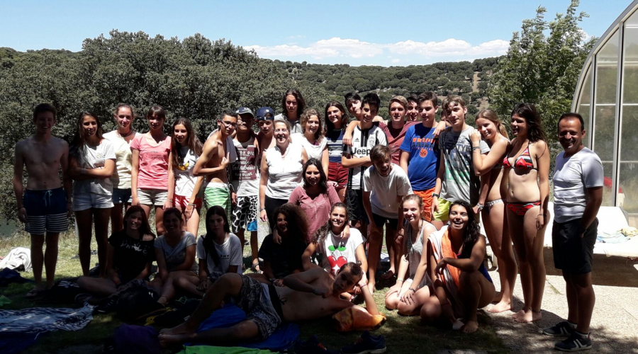 La concejalía de juventud visita a los jóvenes en el campamento